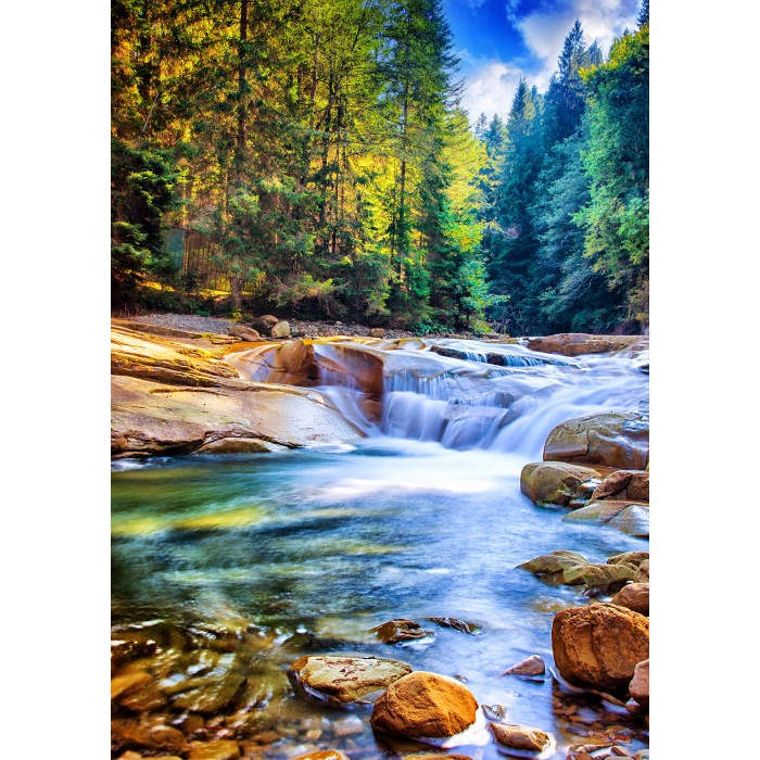 Schöner Wasserfall im Wald